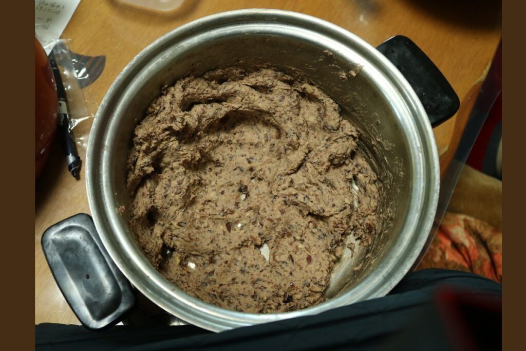 黒豆味噌作り方　煮た黒豆に味噌と塩切り麹を混ぜ終えた様子