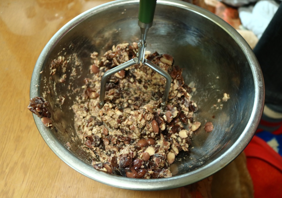 黒豆味噌作り方　煮た黒豆をマッシャーで潰している様子