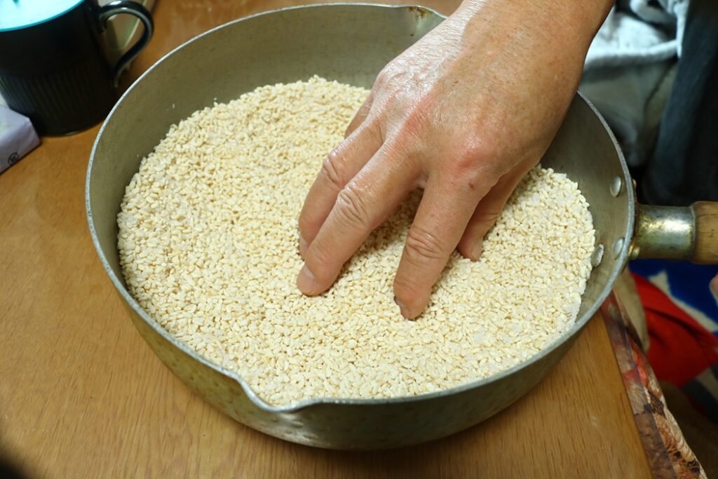 黒豆味噌作り方あ　米麹と塩を手で混ぜている様子。（塩切り麹といいます）